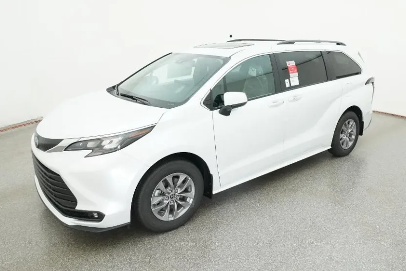 2025 Toyota Sienna XLE photo 1