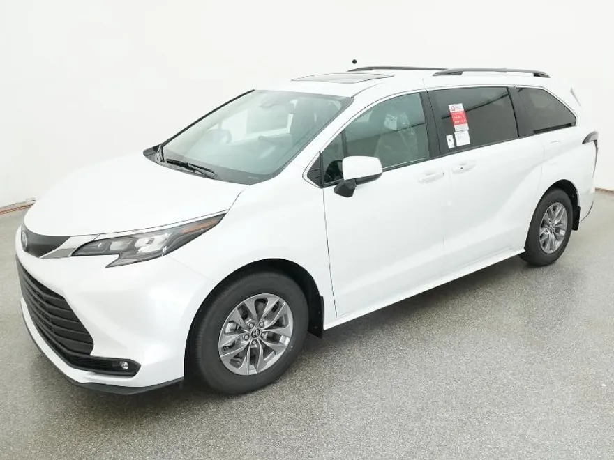 2025 Toyota Sienna XLE photo 1
