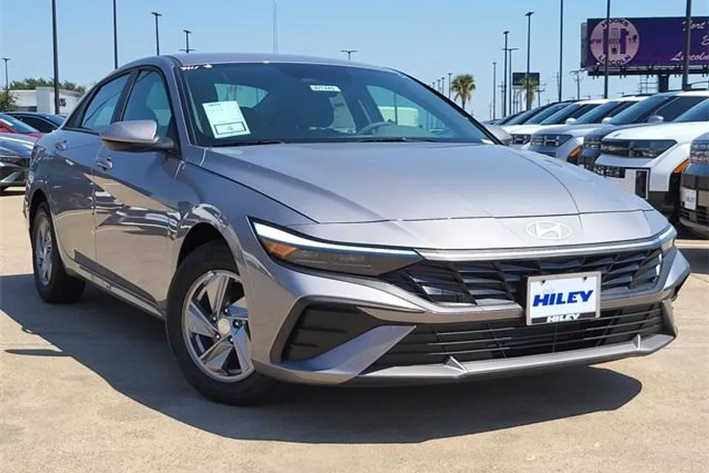 2025 Hyundai Elantra SE photo 1