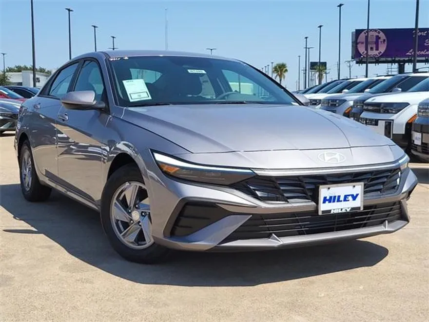 2025 Hyundai Elantra SE photo 1
