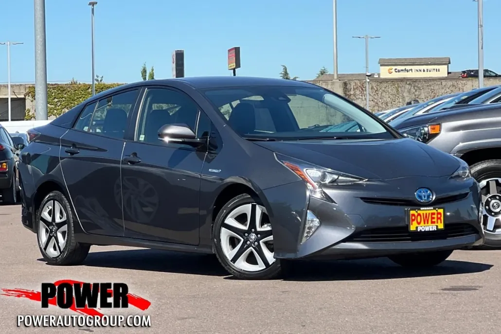 2016 Toyota Prius Three Touring photo 1