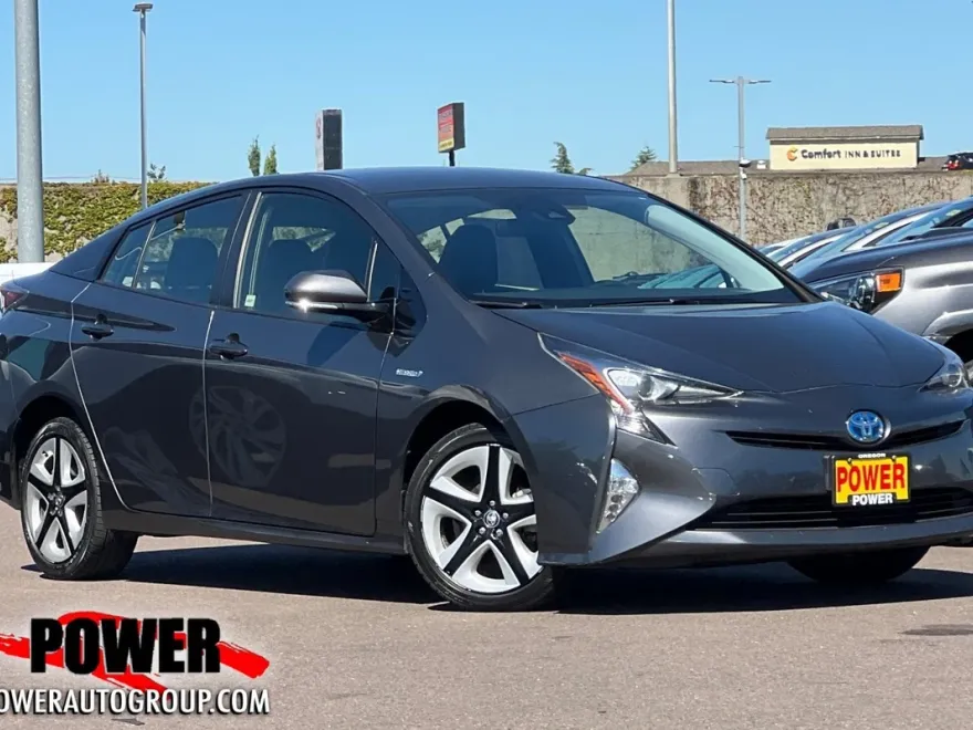 2016 Toyota Prius Three Touring photo 1