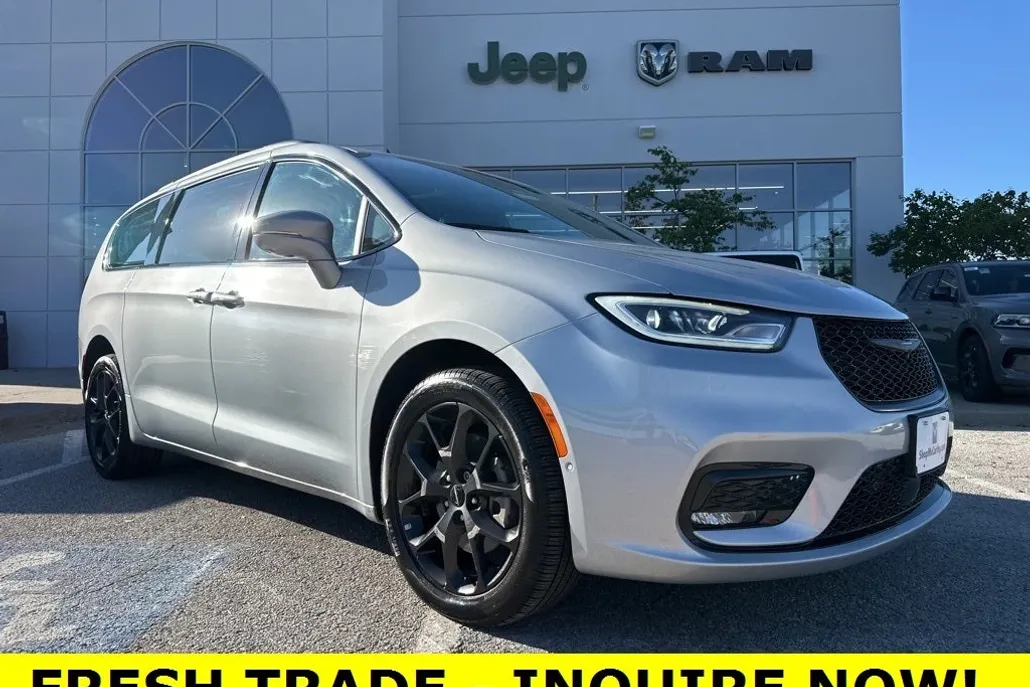 2022 Chrysler Pacifica Limited photo 1