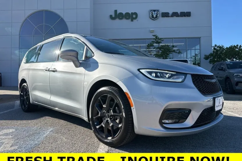2022 Chrysler Pacifica Limited photo 1