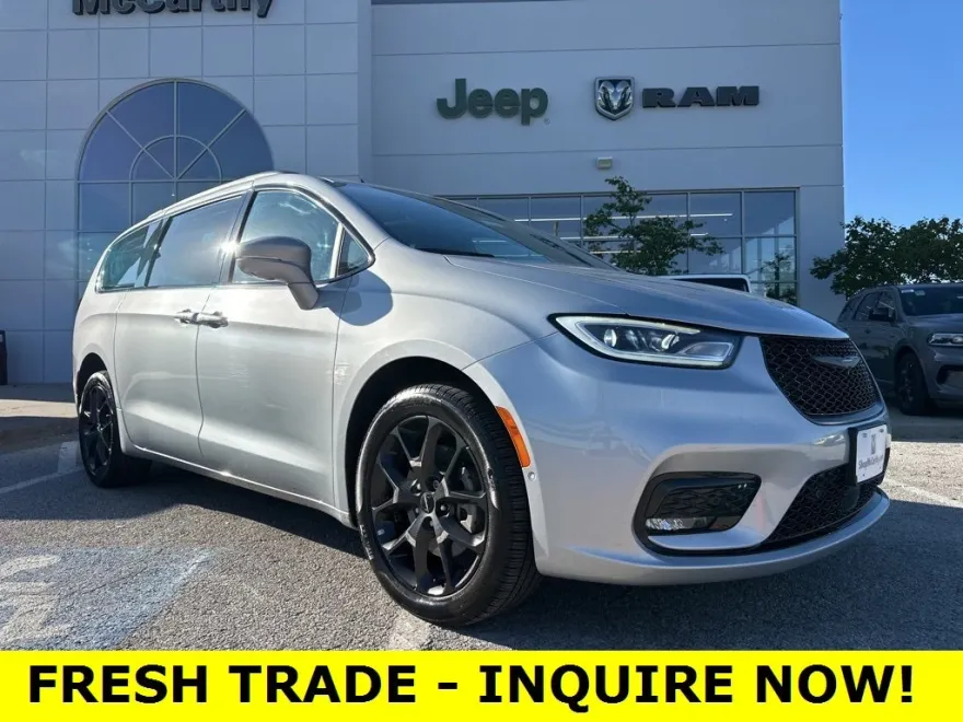 2022 Chrysler Pacifica Limited photo 1