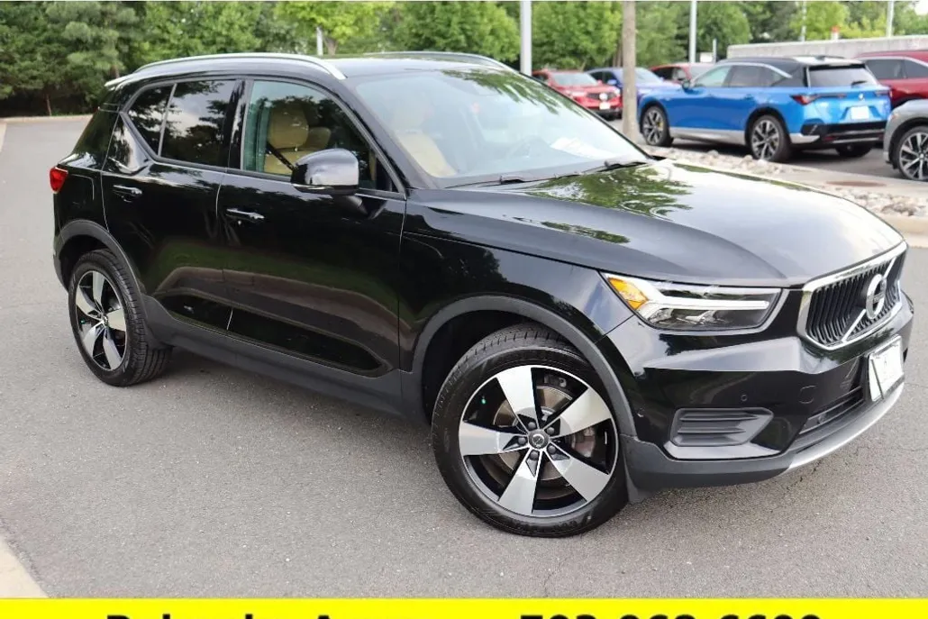 2019 Volvo XC40 Momentum photo 1