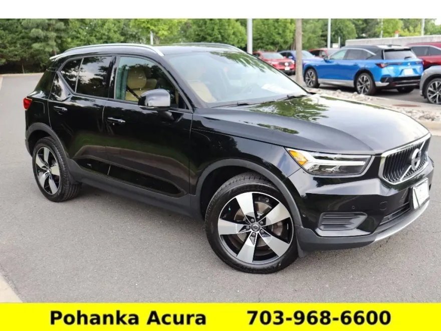 2019 Volvo XC40 Momentum photo 1