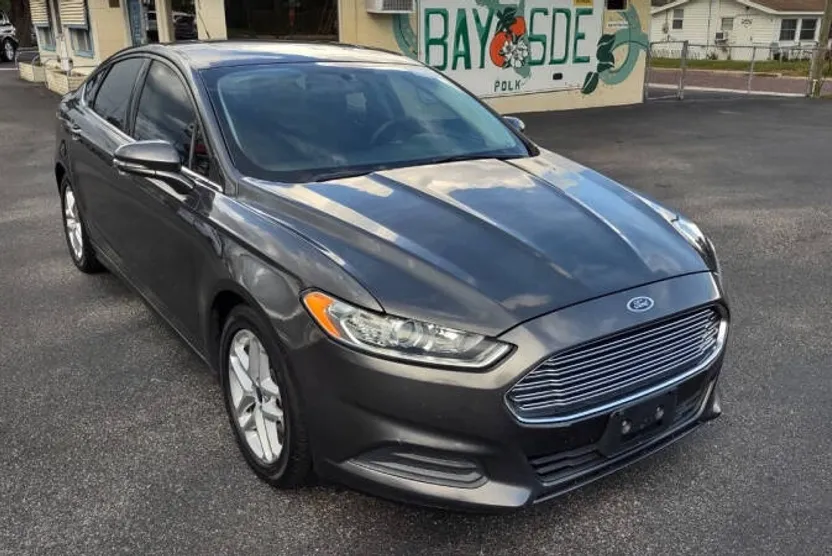 2016 Ford Fusion SE photo 1