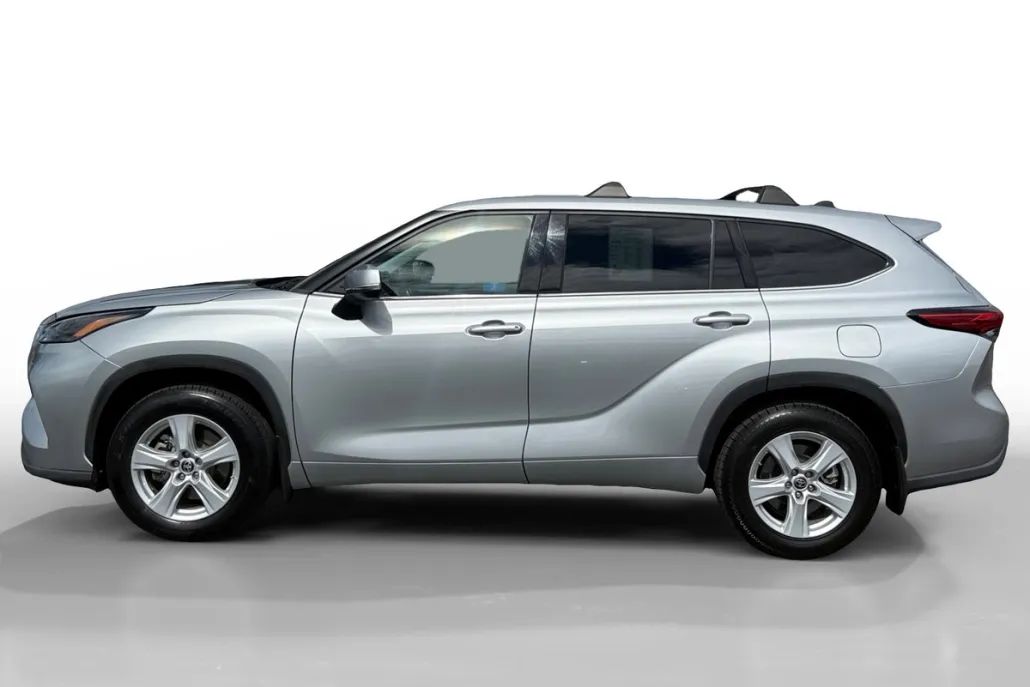 2022 Toyota Highlander LE photo 1