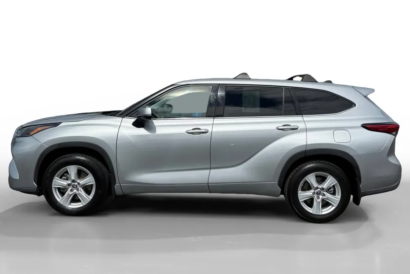 2022 Toyota Highlander LE photo 1