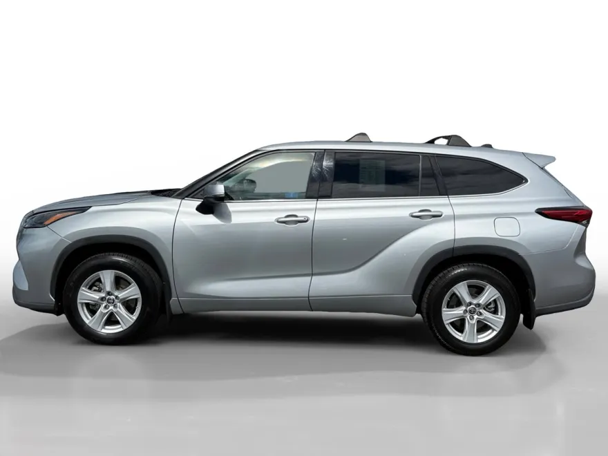 2022 Toyota Highlander LE photo 1