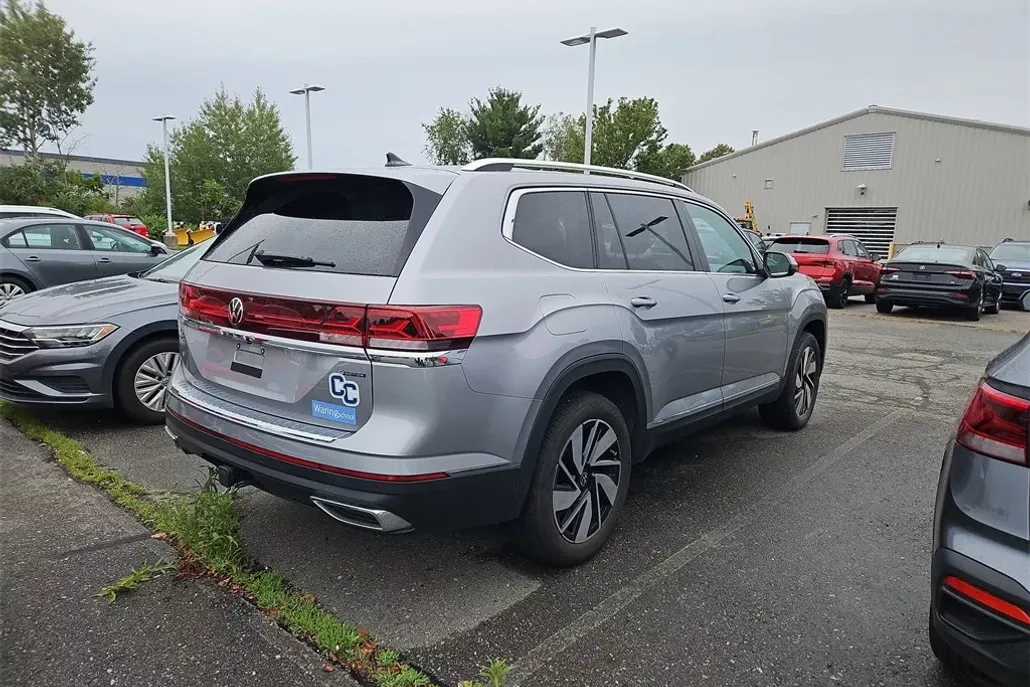 2024 Volkswagen Atlas SEL photo 1