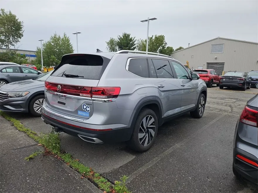 2024 Volkswagen Atlas SEL photo 1