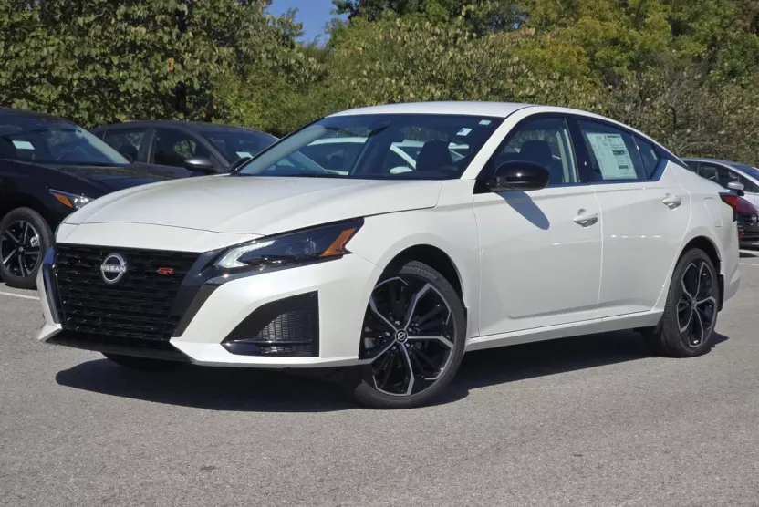 2025 Nissan Altima SR photo 1