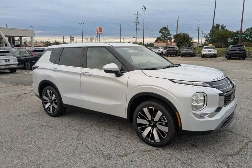 2025 Mitsubishi Outlander SE photo 1
