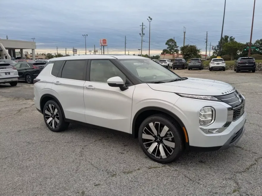 2025 Mitsubishi Outlander SE photo 1