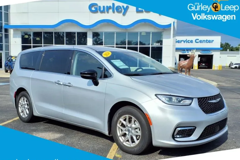 2024 Chrysler Pacifica Touring L photo 1
