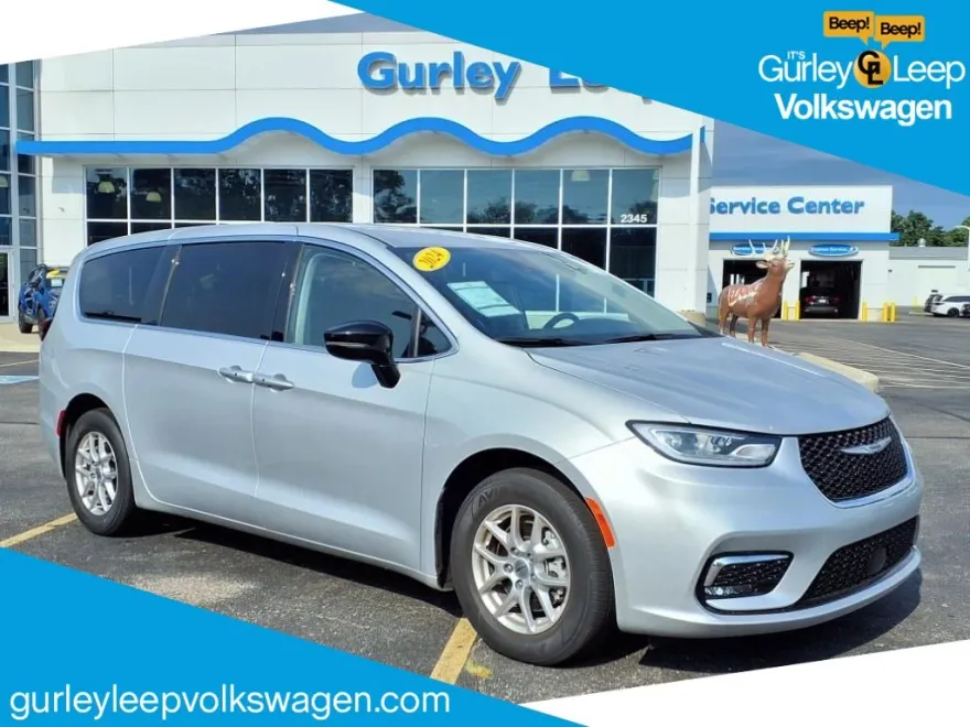 2024 Chrysler Pacifica Touring L photo 1