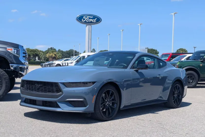 2025 Ford Mustang EcoBoost photo 1