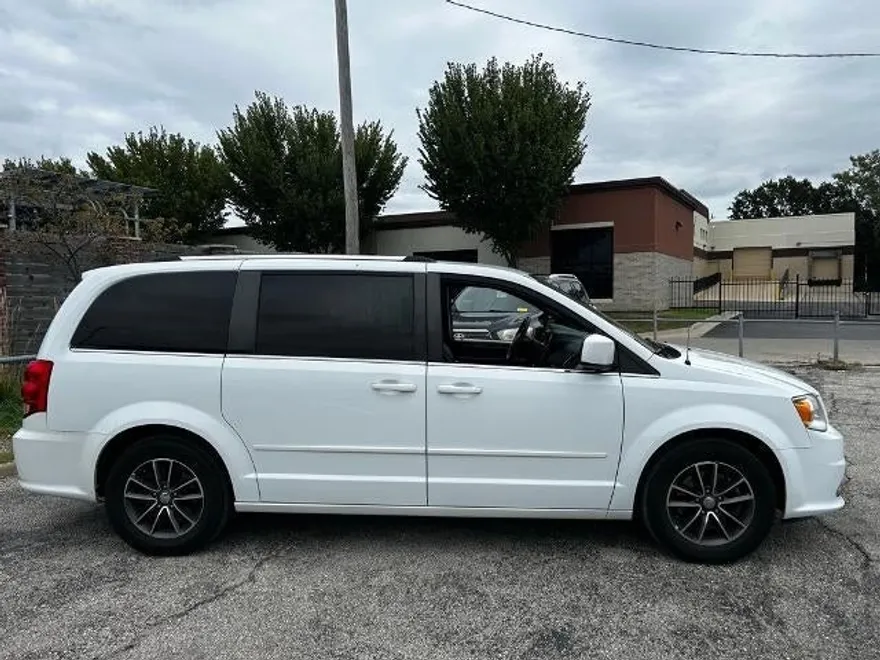 2017 Dodge Grand Caravan SXT photo 1