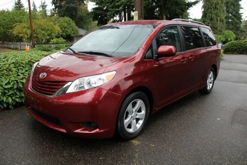 2015 Toyota Sienna LE photo 1