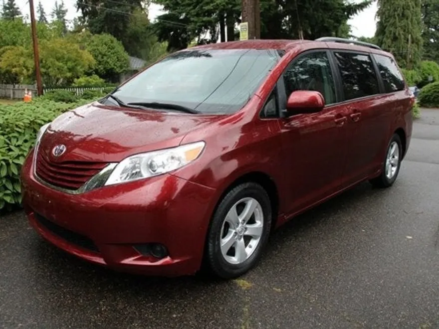2015 Toyota Sienna LE photo 1