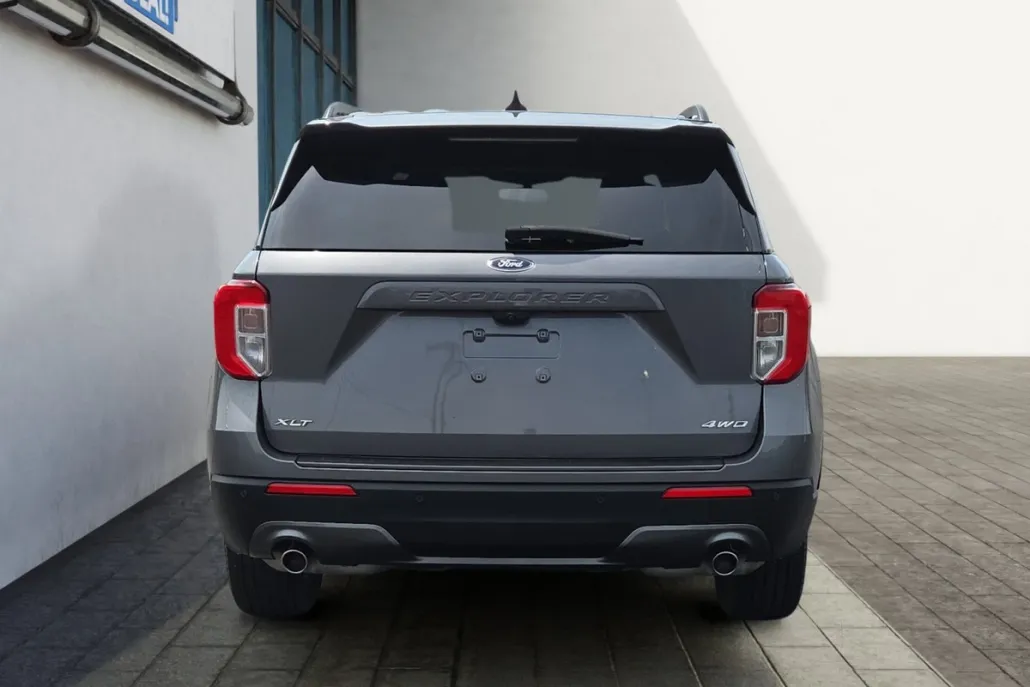 2022 Ford Explorer XLT photo 1