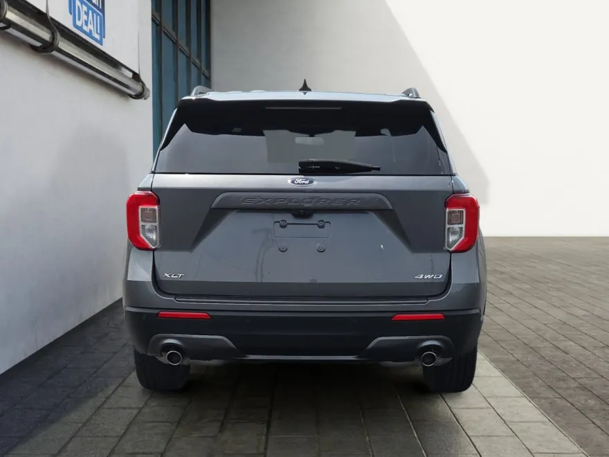 2022 Ford Explorer XLT photo 1