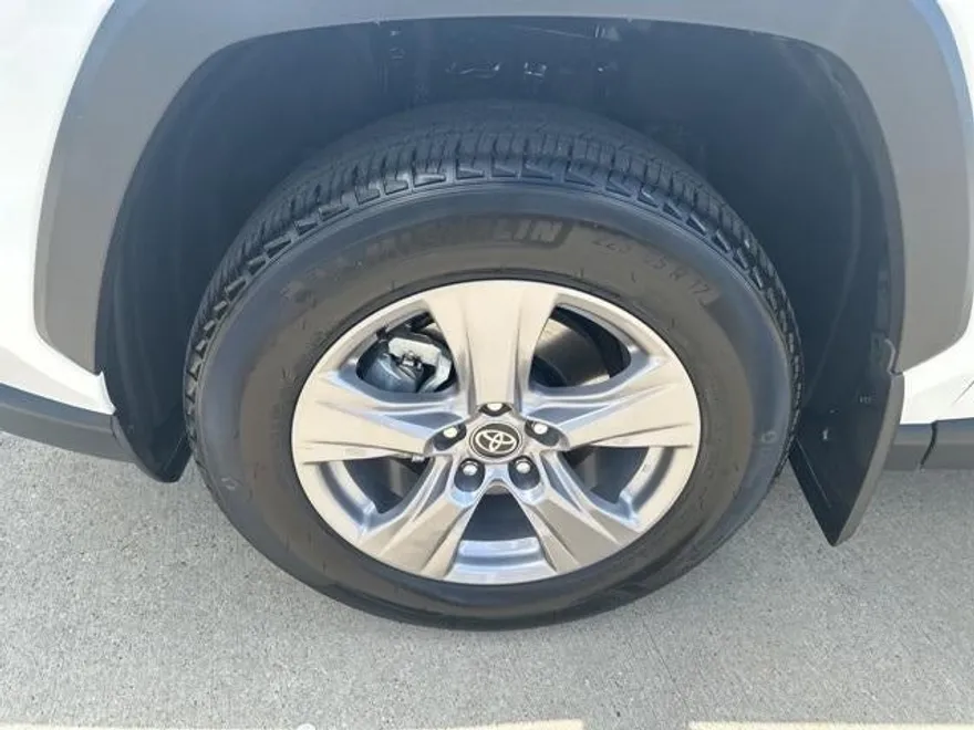 2023 Toyota RAV4 Hybrid XLE photo 1