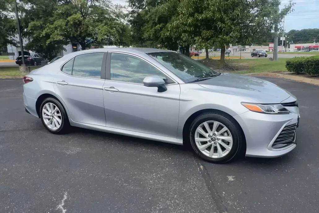 2023 Toyota Camry LE photo 1