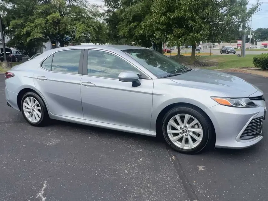 2023 Toyota Camry LE photo 1