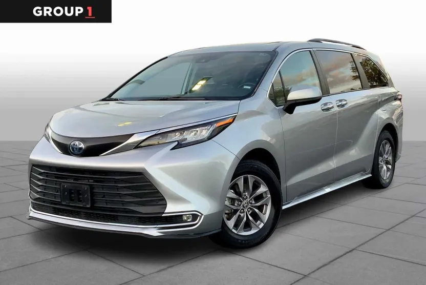 2023 Toyota Sienna XLE photo 1