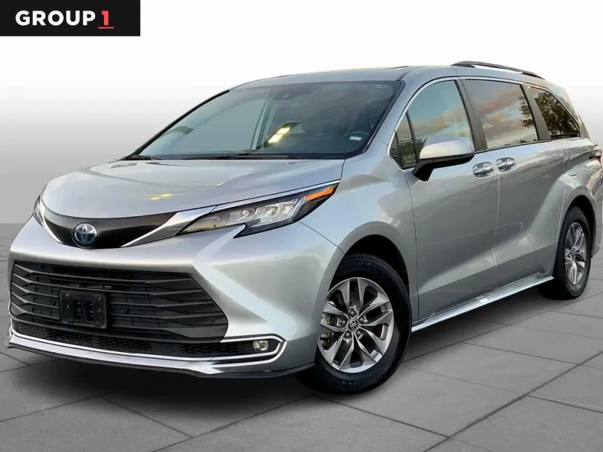2023 Toyota Sienna XLE photo 1