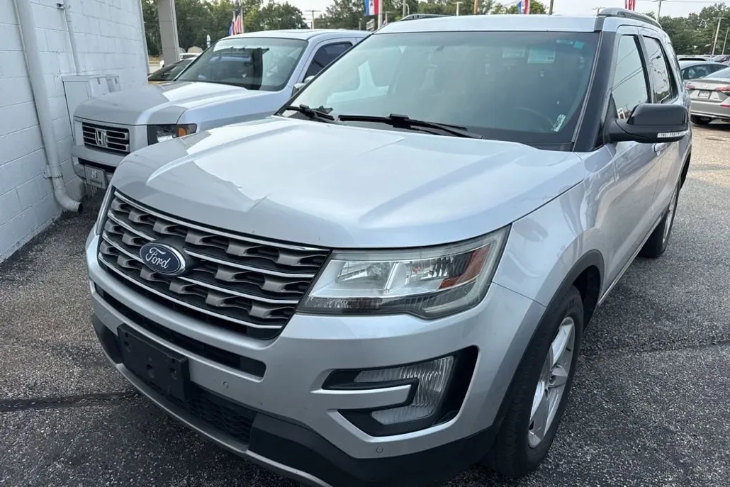 2017 Ford Explorer XLT Sport photo 1