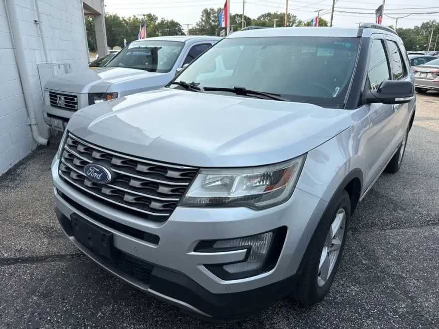 2017 Ford Explorer XLT Sport photo 1