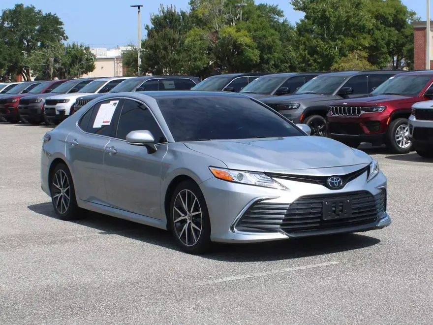 2022 Toyota Camry XLE photo 1