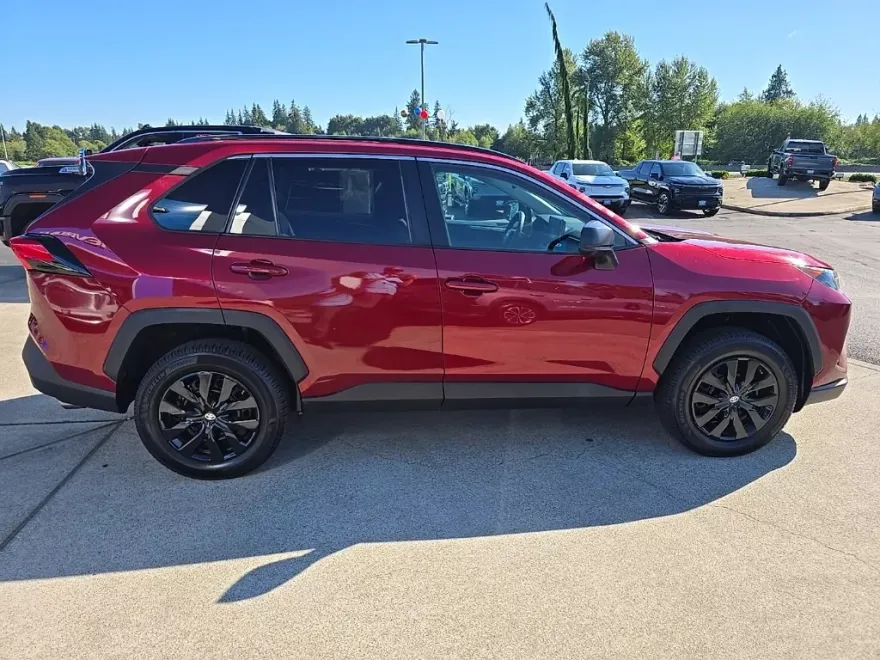 2019 Toyota RAV4 LE photo 1