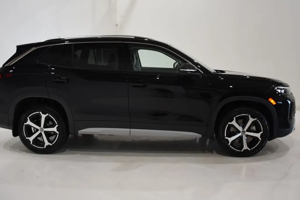 2025 Volkswagen Tiguan SE photo 1