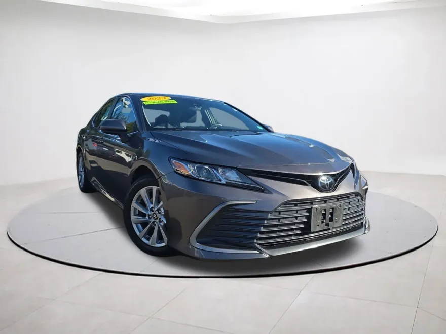 2023 Toyota Camry LE photo 1