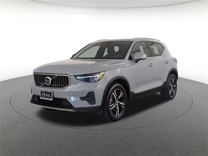 2025 Volvo XC40 Core photo 1