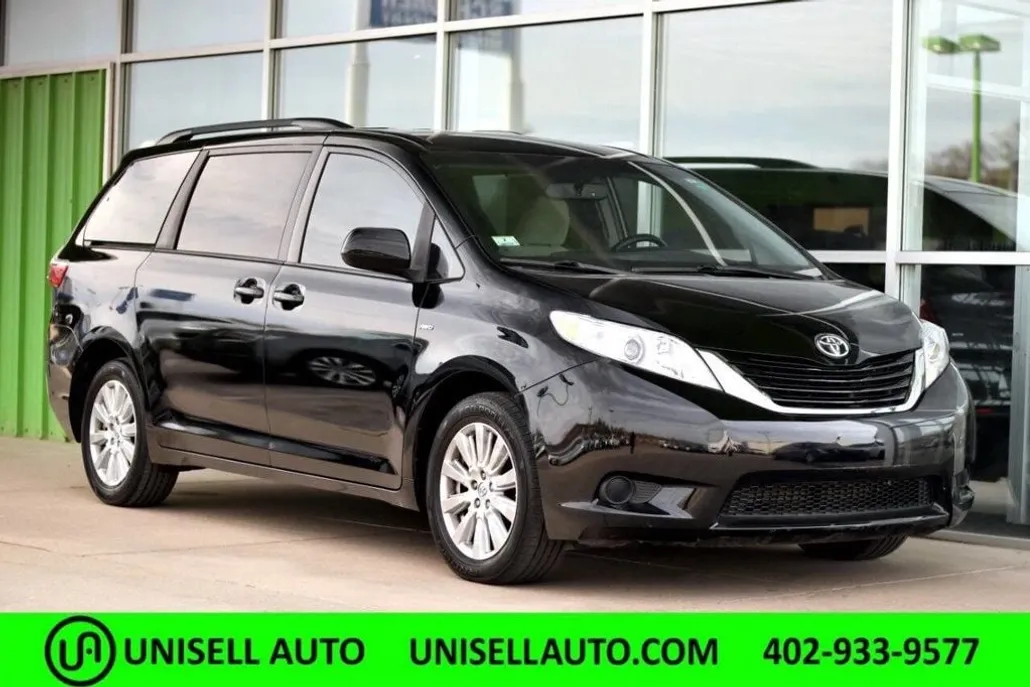2017 Toyota Sienna LE photo 1
