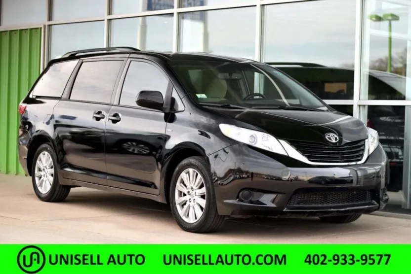 2017 Toyota Sienna LE photo 1