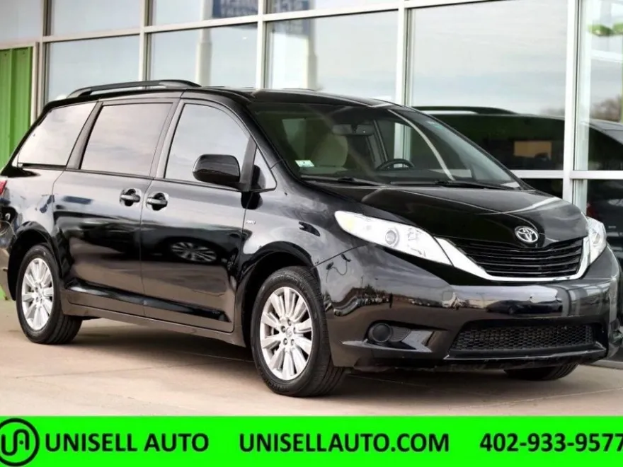 2017 Toyota Sienna LE photo 1