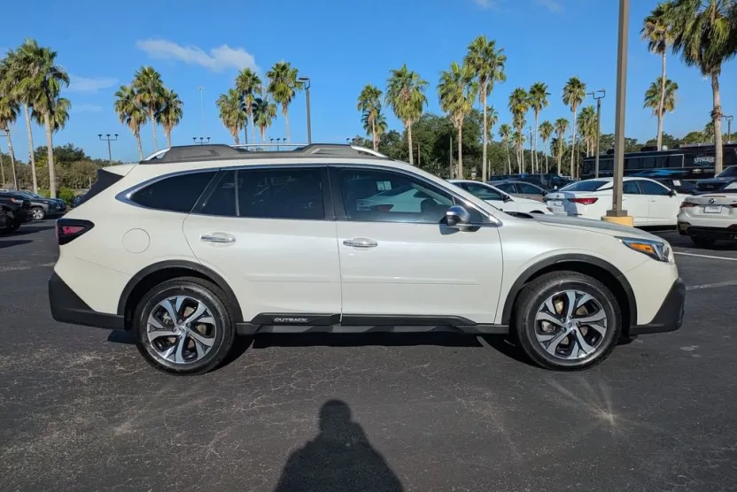 2022 Subaru Outback Touring photo 1