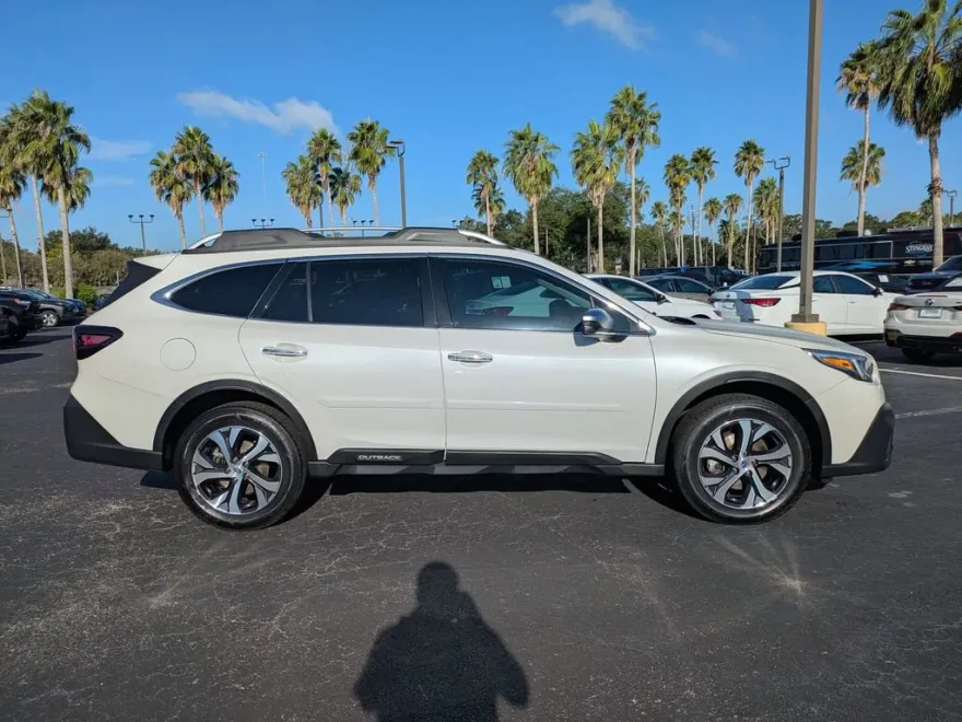 2022 Subaru Outback Touring photo 1