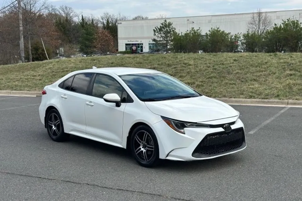 2021 Toyota Corolla LE photo 1