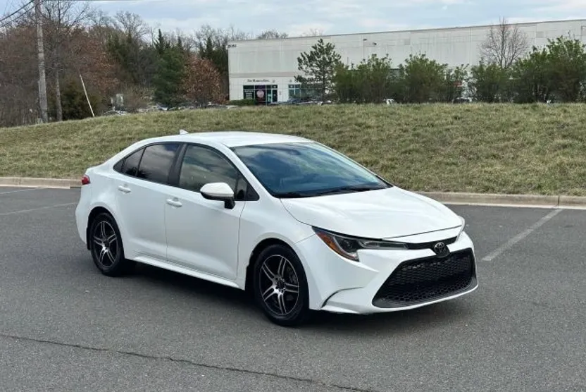 2021 Toyota Corolla LE photo 1