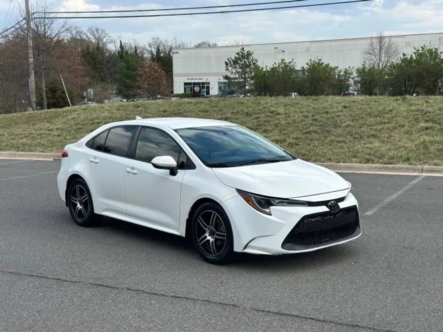 2021 Toyota Corolla LE photo 1