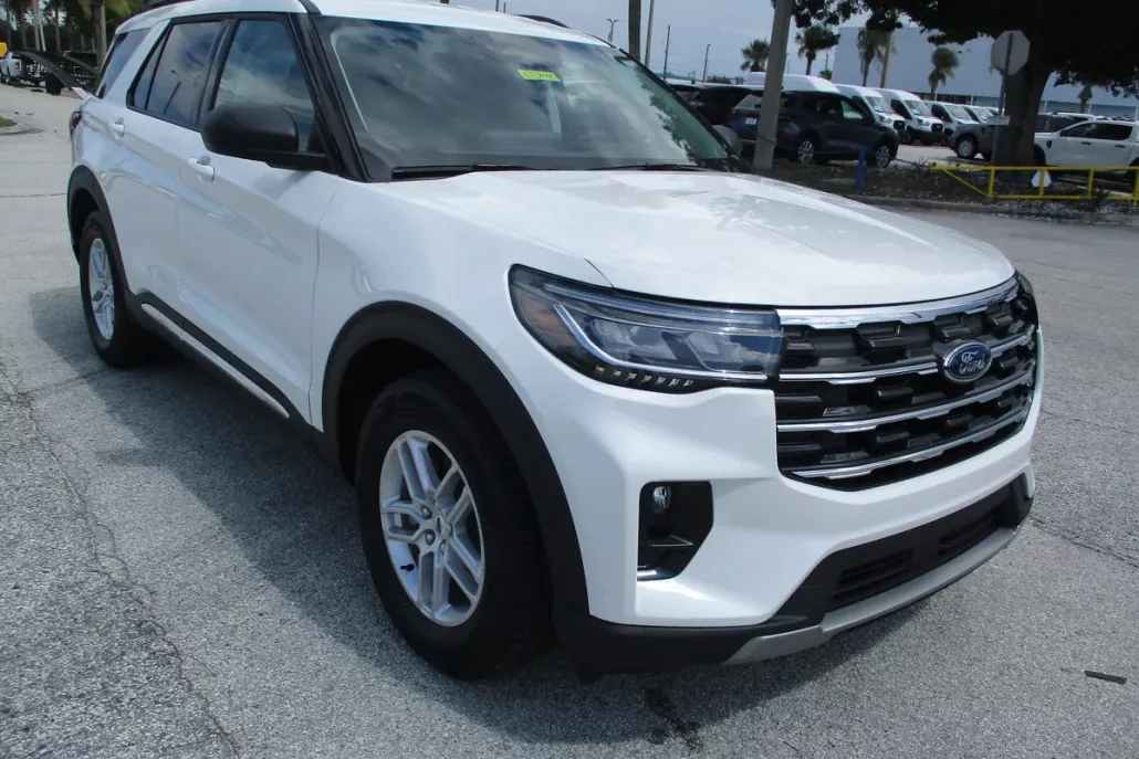 2025 Ford Explorer photo 1