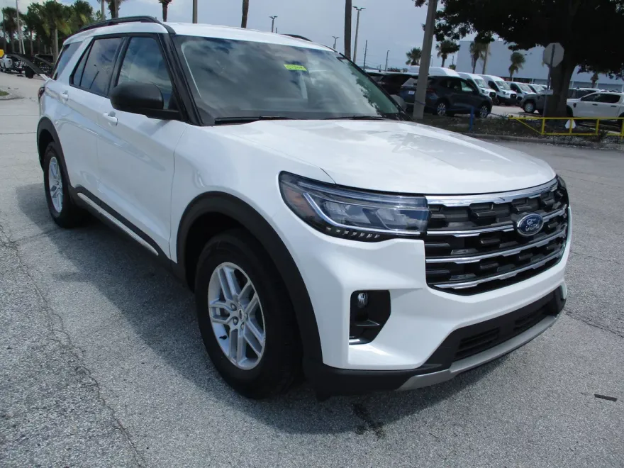 2025 Ford Explorer photo 1